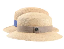 Cloche-Hut aus Naturstroh mit Leinenband in Blau oder Sand