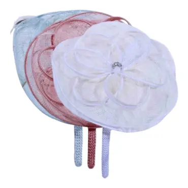 Fascinator Blume mit Reif in Weiß, Altrosa und Himmelblau aus 100% Sisal.