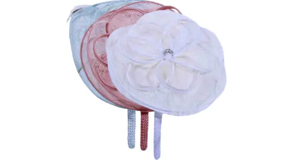 Fascinator Blume mit Reif in Weiß, Altrosa und Himmelblau aus 100% Sisal.