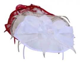 Fascinator mit Masche aus Sisal in Weiß, Hellbeige und Rubin.