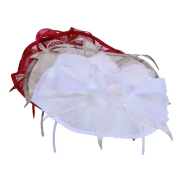 Fascinator mit Masche aus Sisal in Weiß, Hellbeige und Rubin.
