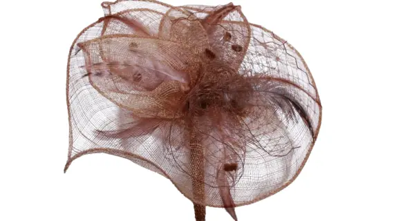 Camel-farbener Fascinator mit Federn und Blüten