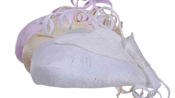 Toque aus Sisal in Weiss, Beige und Rosa mit dekorativen Bögen