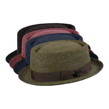 Porkpie Strohhut aus Raffia in vier Farben mit Rebsband und 1919 Knopf