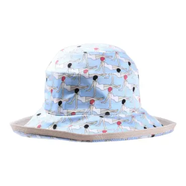 Aufschlaghut aus Baumwolle mit Print von Badenixen auf himmelblauem Hintergrund