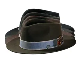 Fedora Bogart Stichelhaar mit Jeans-Hutband und Feder, handgefertigt in der Schweiz