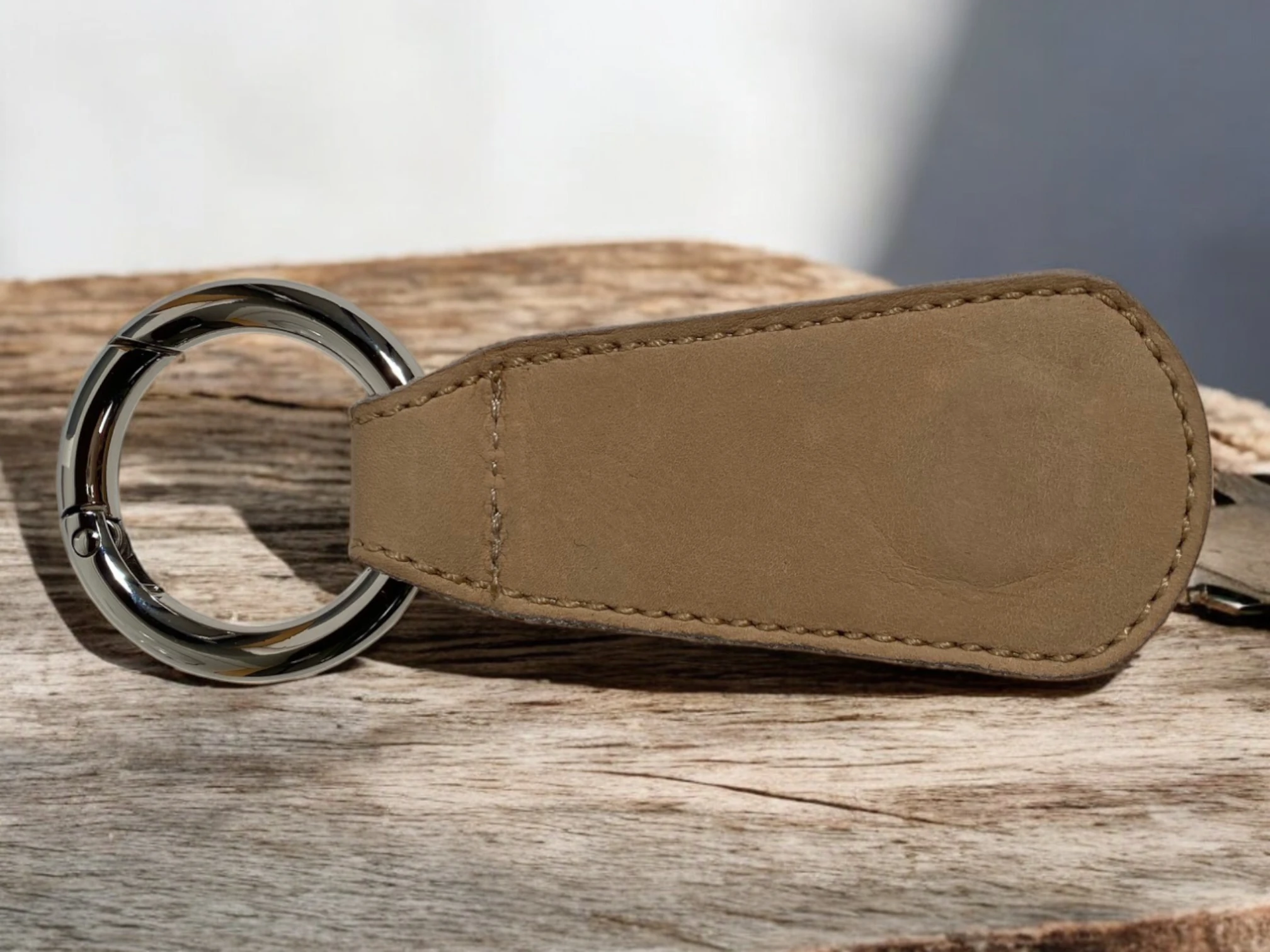 Hutclip aus Leder zur Befestigung von Hüten an Tasche oder Rucksack