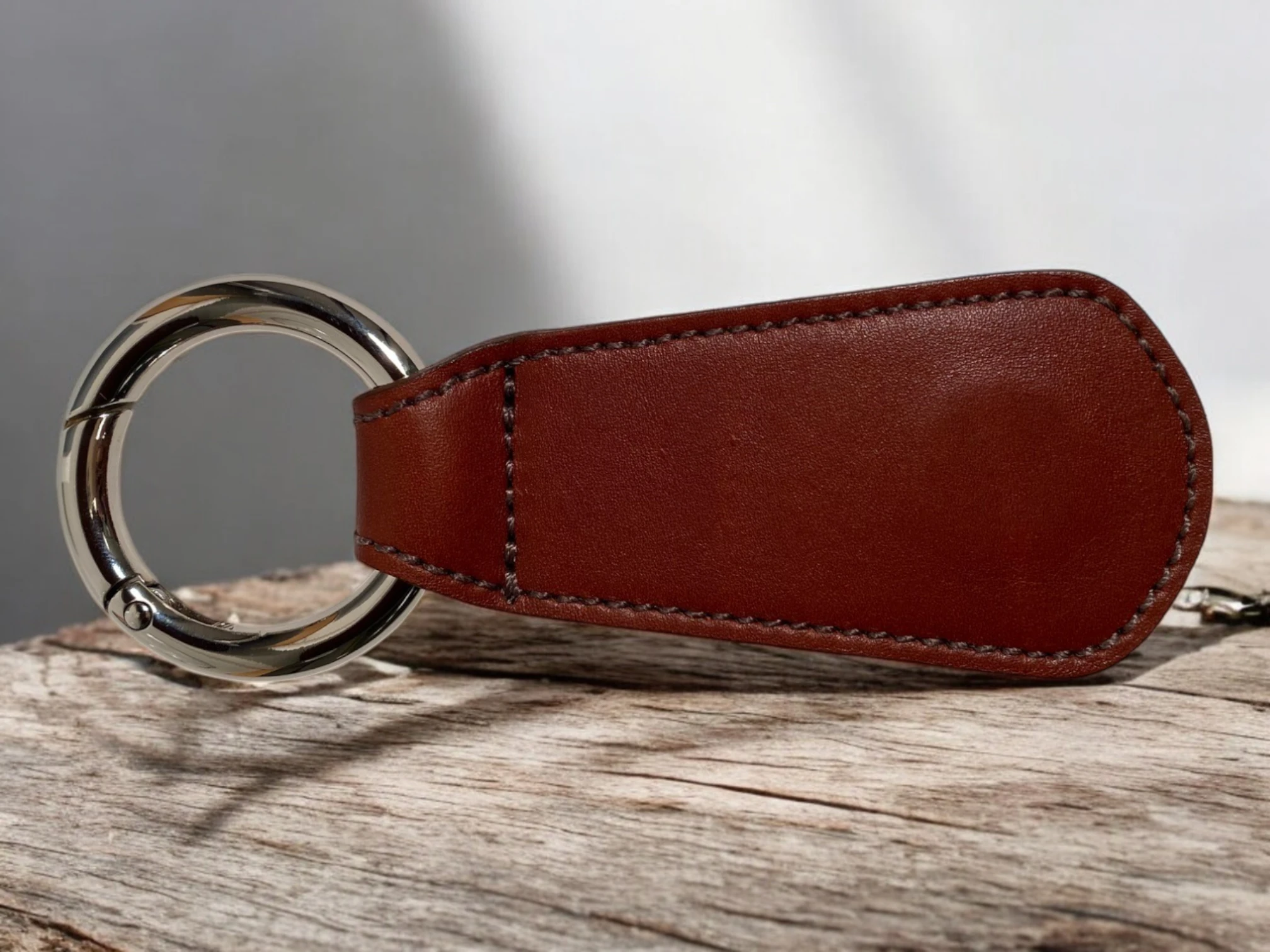 Hutclip aus Leder zur Befestigung von Hüten an Tasche oder Rucksack