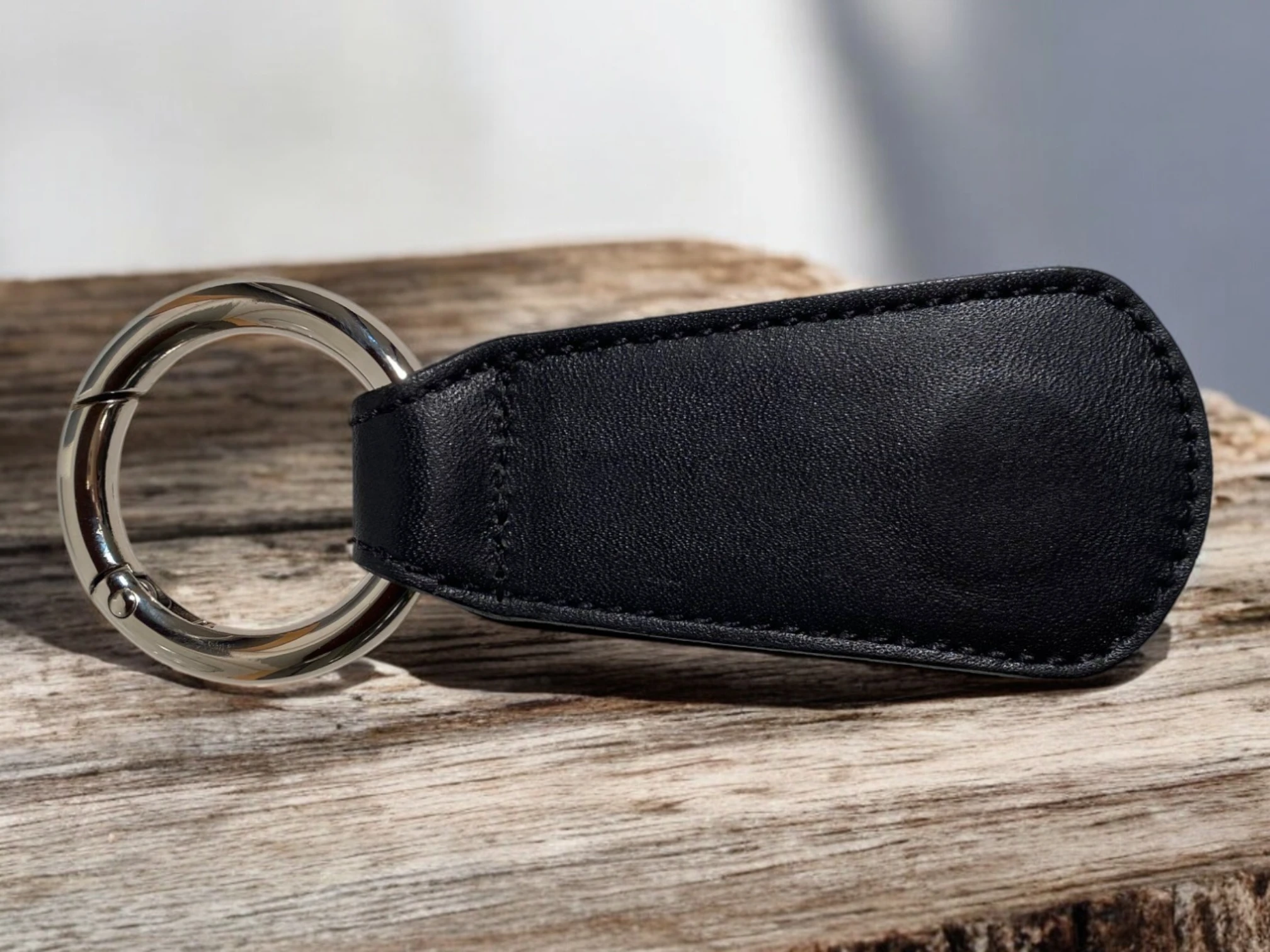 Hutclip aus Leder zur Befestigung von Hüten an Tasche oder Rucksack