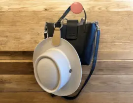 Hutclip aus Leder zur Befestigung von Hüten an Tasche oder Rucksack