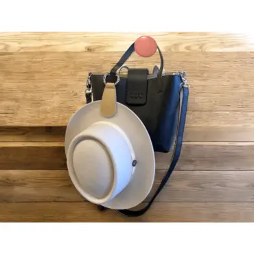 Hutclip aus Leder zur Befestigung von Hüten an Tasche oder Rucksack