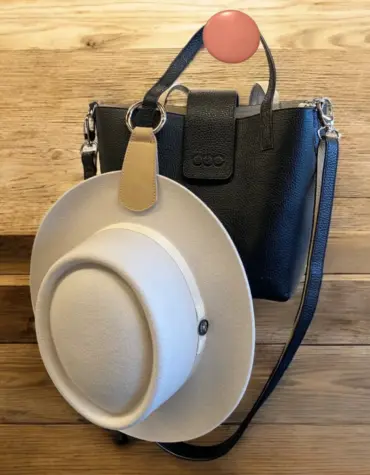 Hutclip aus Leder zur Befestigung von Hüten an Tasche oder Rucksack