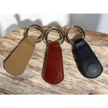 Hutclip aus Leder zur Befestigung von Hüten an Tasche oder Rucksack