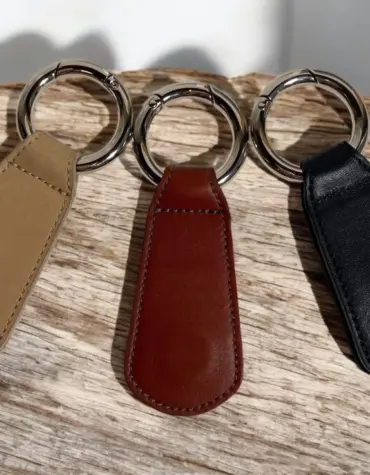 Hutclip aus Leder zur Befestigung von Hüten an Tasche oder Rucksack