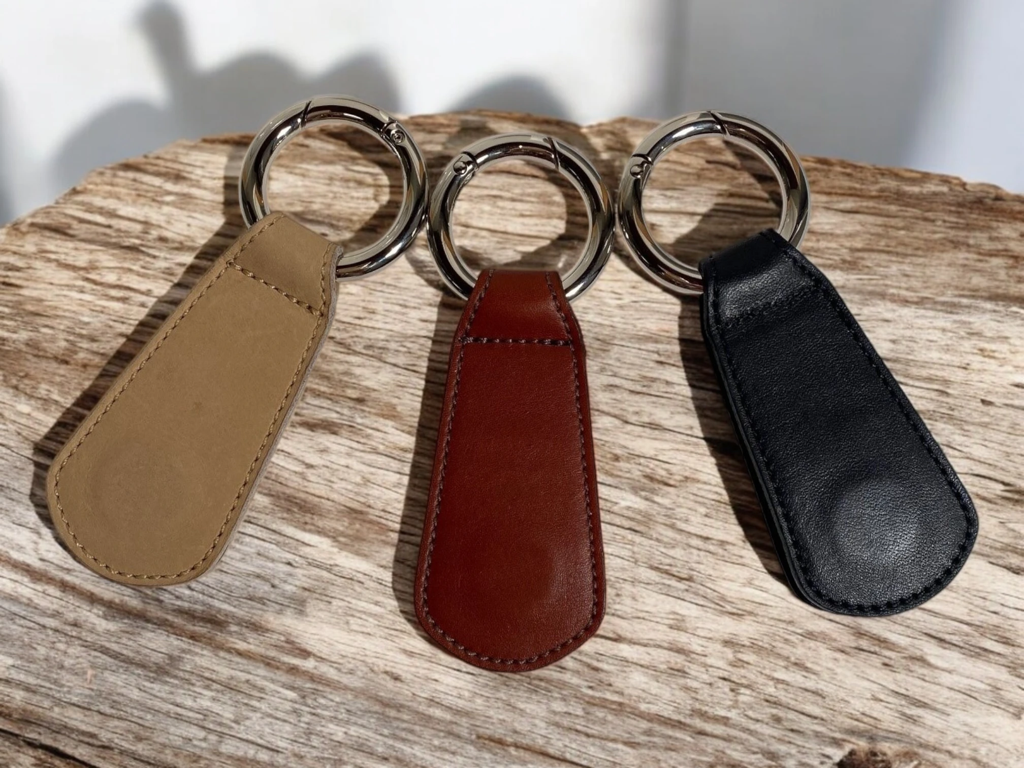 Hutclip aus Leder zur Befestigung von Hüten an Tasche oder Rucksack