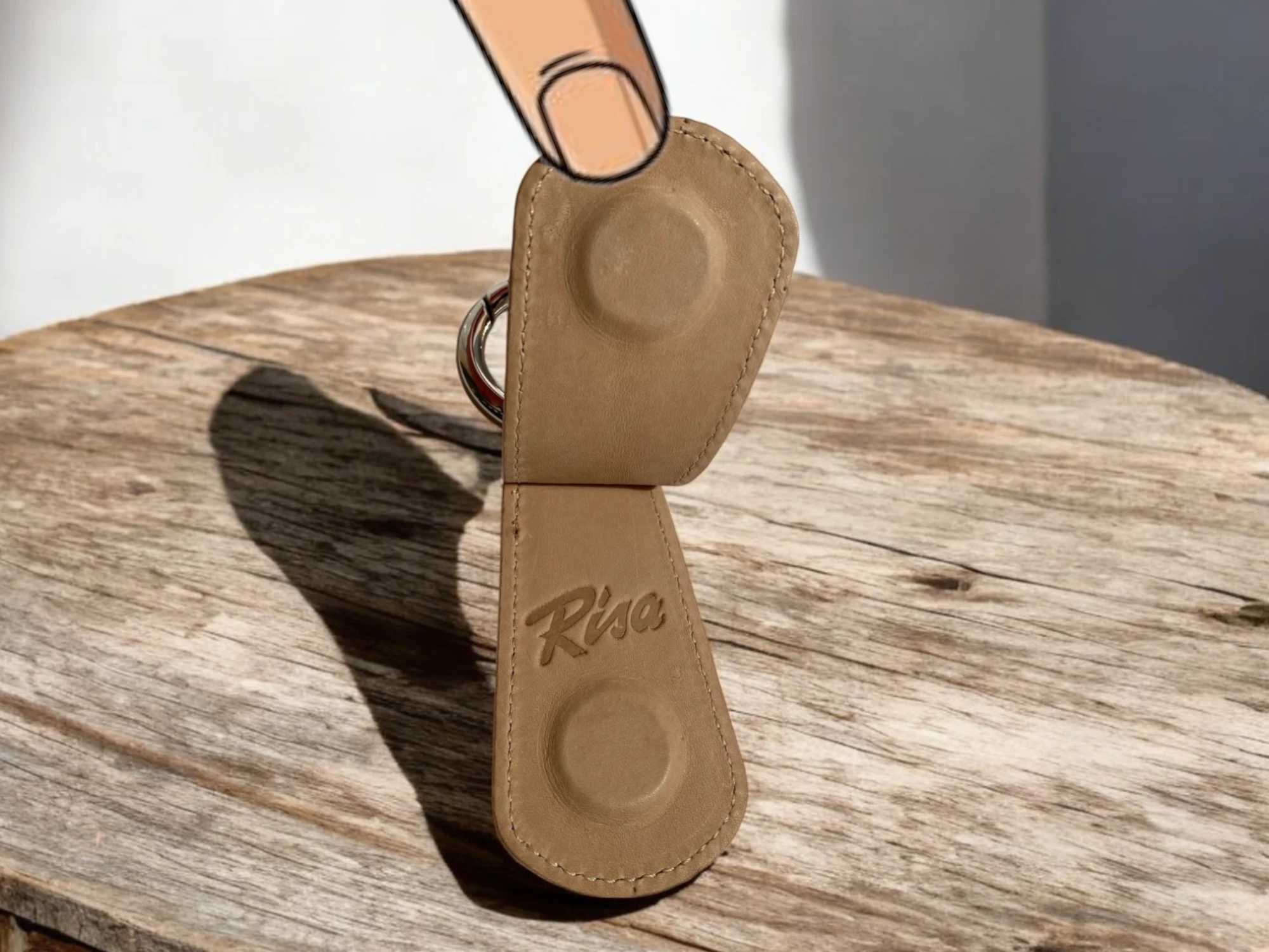 Hutclip aus Leder zur Befestigung von Hüten an Tasche oder Rucksack