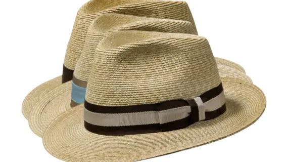 Klassischer Strohhut im Bogart-Stil mit verschiedenen Hutband-Designs