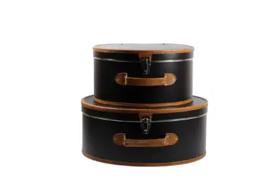 Schwarzer Hutkoffer mit braunen Details, geöffnet und geschlossen in Medium und Large