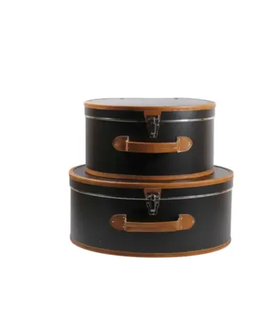 Schwarzer Hutkoffer mit braunen Details, geöffnet und geschlossen in Medium und Large