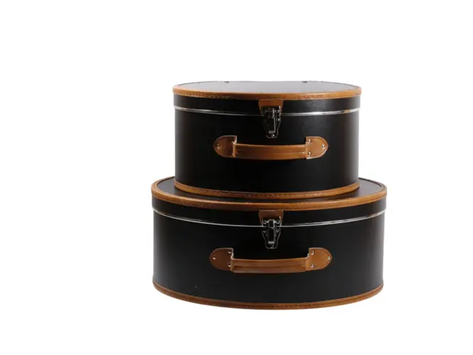 Schwarzer Hutkoffer mit braunen Details, geöffnet und geschlossen in Medium und Large