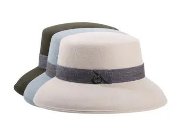Cloche Wolle Teo Cotone in Elfenbein, Blau und Moos – Handmade Schweiz