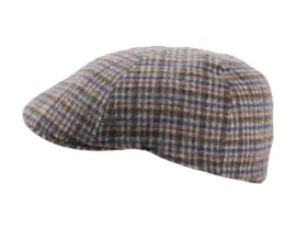 „Schiebermütze Sully in Taupe mit Karo-Muster in Blau, Grau und Braun – handgefertigt aus Wolle, Premium Freiamt Herbst-Winter-Kollektion.“