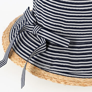 Stoffhut Glocke gestreift mit Schleife und Stroheinfass – hochwertige Kopfbedeckung von Fiebig bei Hut Factory Schweiz